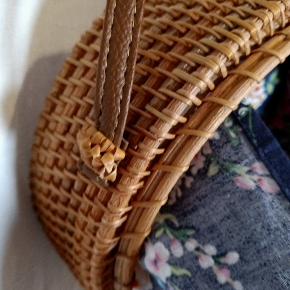 NWOT Round Wicker Crossbody Bag - Picture 6 of 8